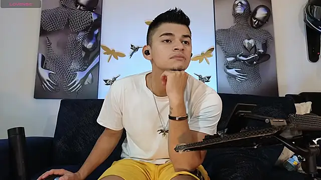 Snapshot of VikoHands chatting on 12-03-24, 01:52 VikoHands online show from 12-03-24, 01:52