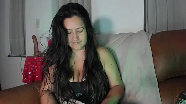 Snapshot of DeesseLuxure chatting on 11-19-25, 08:14 DeesseLuxure online show from 11-19-25, 08:14