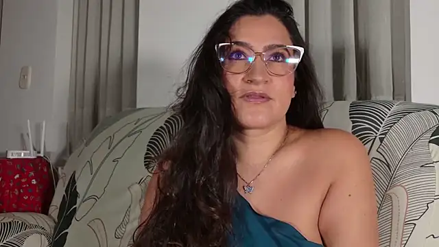 Snapshot of DeesseLuxure chatting on 02-17-26, 05:59 DeesseLuxure online show from 02-17-26, 05:59