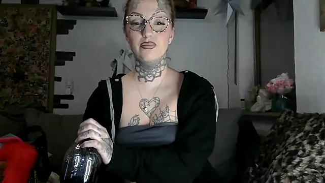 Snapshot of RoxxyInk chatting on 02-08-26, 02:37 RoxxyInk online show from 02-08-26, 02:37