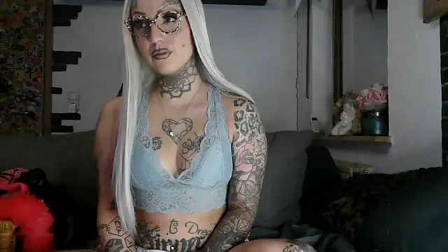 Snapshot of RoxxyInk chatting on 02-12-26, 01:33 RoxxyInk online show from 02-12-26, 01:33