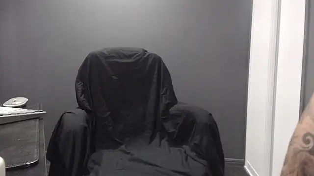 Snapshot of poisonivyx chatting on 10-01-25, 01:11 poisonivyx online show from 10-01-25, 01:11