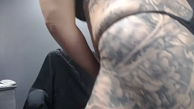 Snapshot of poisonivyx chatting on 10-10-25, 01:37 poisonivyx online show from 10-10-25, 01:37