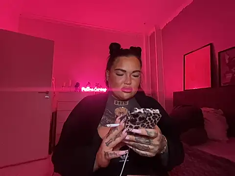 Snapshot of _MelinaCurves_ chatting on 01-08-25, 10:37 MelinaCurves online show from 01-08-25, 10:37