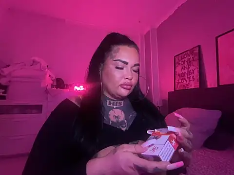 Snapshot of _MelinaCurves_ chatting on 02-07-25, 11:24 MelinaCurves online show from 02-07-25, 11:24