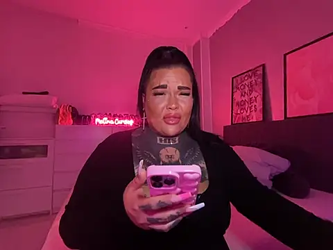 Snapshot of _MelinaCurves_ chatting on 02-10-25, 10:30 MelinaCurves online show from 02-10-25, 10:30