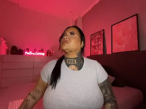 Snapshot of _MelinaCurves_ chatting on 02-24-25, 06:58 MelinaCurves online show from 02-24-25, 06:58