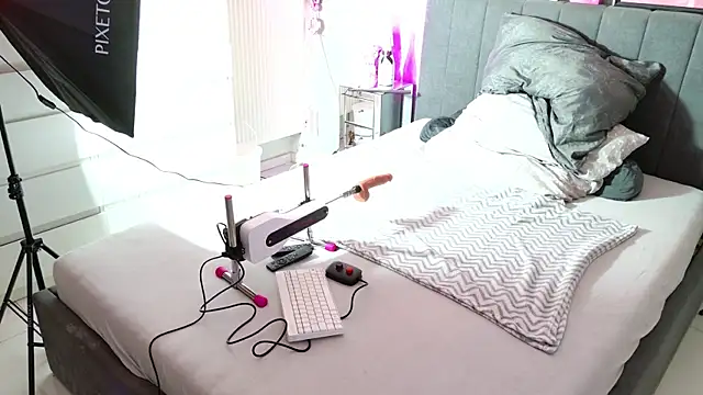 Snapshot of _MelinaCurves_ chatting on 03-18-25, 09:21 MelinaCurves online show from 03-18-25, 09:21