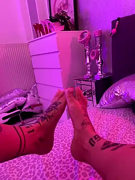 Snapshot of _MelinaCurves_ chatting on 11-10-25, 09:14 MelinaCurves online show from 11-10-25, 09:14