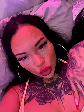 Snapshot of _MelinaCurves_ chatting on 11-26-25, 10:22 MelinaCurves online show from 11-26-25, 10:22