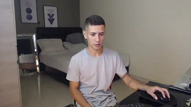 Snapshot of RetainedHound chatting on 11-12-25, 11:36 RetainedHound online show from 11-12-25, 11:36