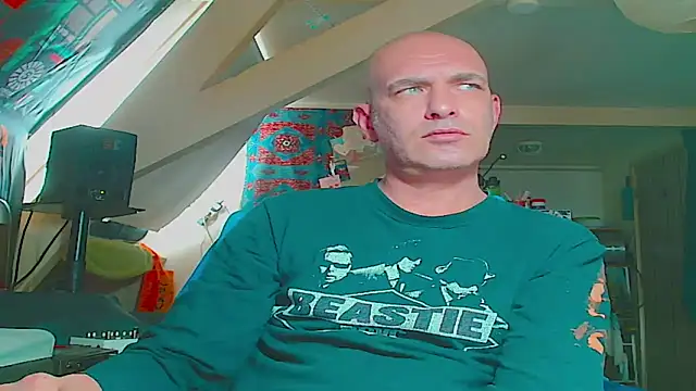 Snapshot of maxhard77 chatting on 06-12-26, 09:08 maxhard77 online show from 06-12-26, 09:08