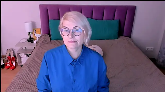 sabrinamacmarren online show from 10-25-25, 02:24