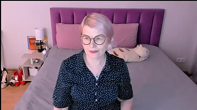 sabrinamacmarren online show from 11-30-25, 01:04