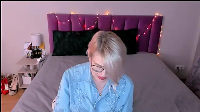 sabrinamacmarren online show from 12-22-25, 01:52