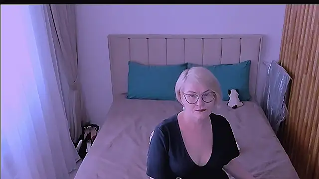 sabrinamacmarren online show from 04-21-26, 01:50