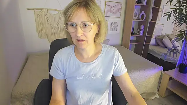 Paris Cherry online show from 09-17-25, 08:10