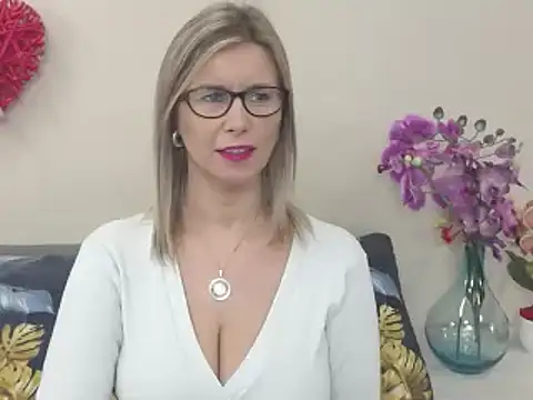 Snapshot of DoreenSexy chatting on 01-20-25, 07:15 DoreenSexy online show from 01-20-25, 07:15