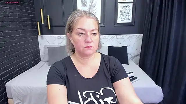 Snapshot of JenniferLight chatting on 12-14-24, 01:05 JenniferLight online show from 12-14-24, 01:05