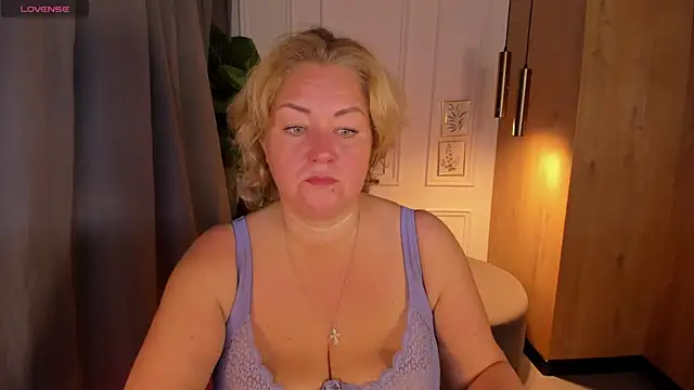 Snapshot of JenniferLight chatting on 09-28-25, 08:03 JenniferLight online show from 09-28-25, 08:03