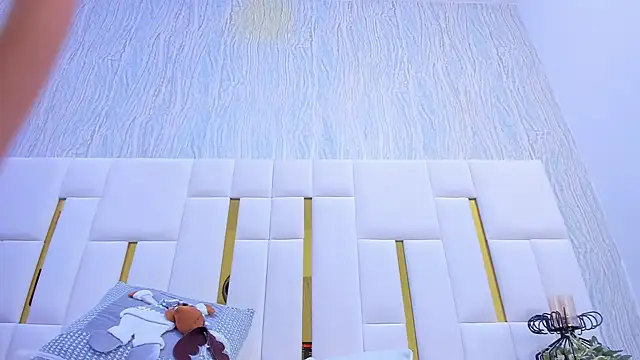 cristinapuerta  online show from 12-19-24, 06:01