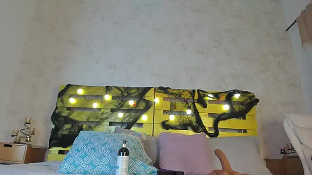 cristinapuerta  online show from 10-21-25, 11:33