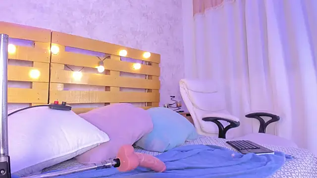 cristinapuerta  online show from 12-18-25, 11:49