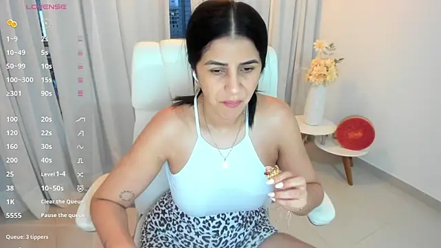 Snapshot of renata_t_ chatting on 09-25-25, 10:57 renata t online show from 09-25-25, 10:57