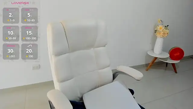 Snapshot of renata_t_ chatting on 10-25-25, 11:07 renata t online show from 10-25-25, 11:07