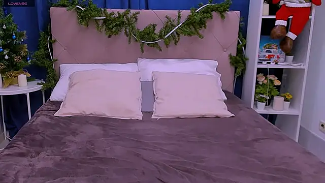 Snapshot of Janie_JJ_Curvie chatting on 12-22-25, 02:41 Janie JJ Curvie online show from 12-22-25, 02:41