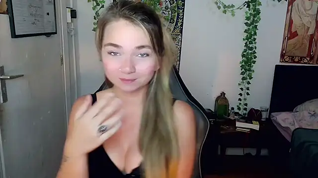 Snapshot of Thegirlbehindthemask chatting on 07-15-26, 05:40 Thegirlbehindthemask online show from 07-15-26, 05:40