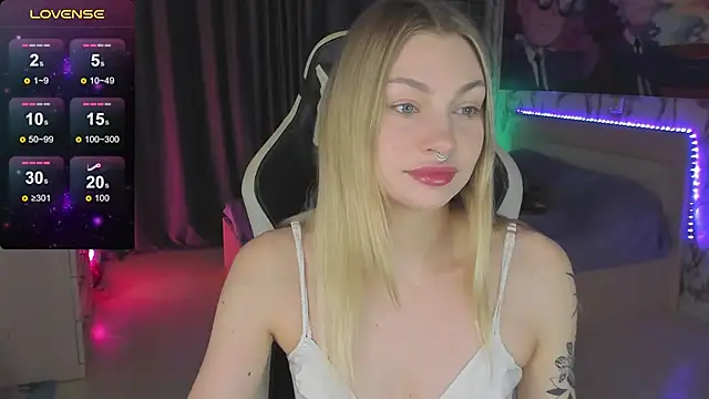 Snapshot of BiMolly chatting on 12-10-24, 02:05 BiMolly online show from 12-10-24, 02:05