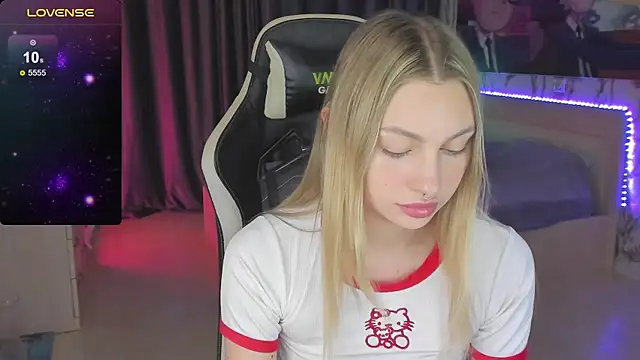 Snapshot of BiMolly chatting on 12-12-24, 12:05 BiMolly online show from 12-12-24, 12:05