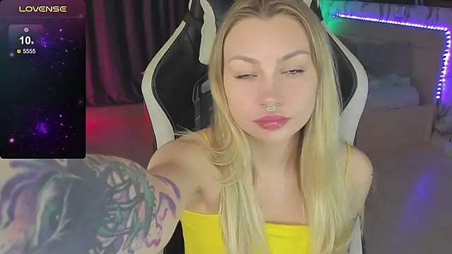 Snapshot of BiMolly chatting on 12-16-24, 02:25 BiMolly online show from 12-16-24, 02:25