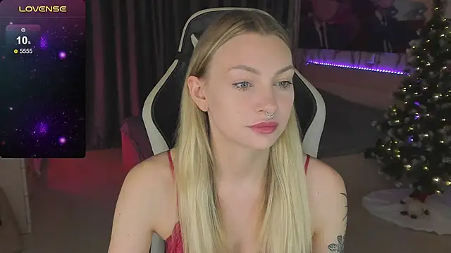 Snapshot of BiMolly chatting on 12-30-24, 04:08 BiMolly online show from 12-30-24, 04:08