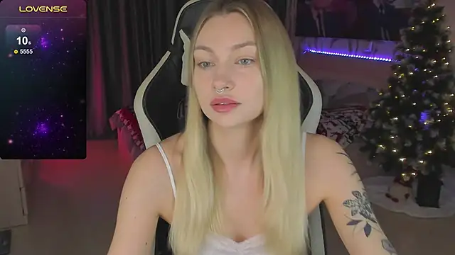 Snapshot of BiMolly chatting on 01-04-25, 05:05 BiMolly online show from 01-04-25, 05:05