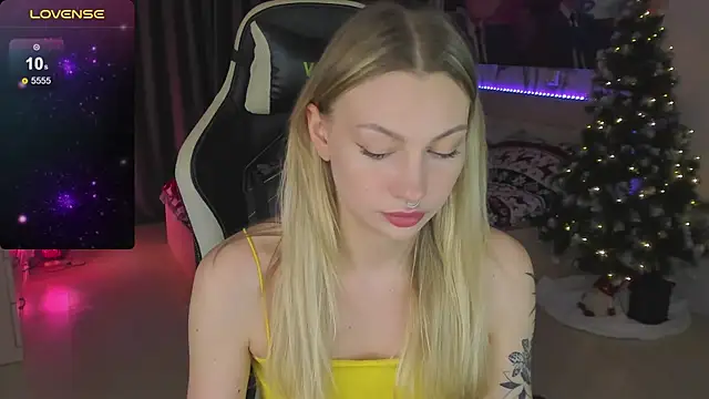 Snapshot of BiMolly chatting on 01-18-25, 04:04 BiMolly online show from 01-18-25, 04:04