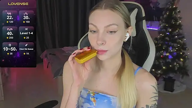 Snapshot of BiMolly chatting on 02-10-25, 01:35 BiMolly online show from 02-10-25, 01:35