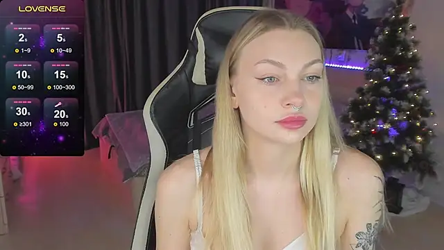 Snapshot of BiMolly chatting on 02-11-25, 12:17 BiMolly online show from 02-11-25, 12:17