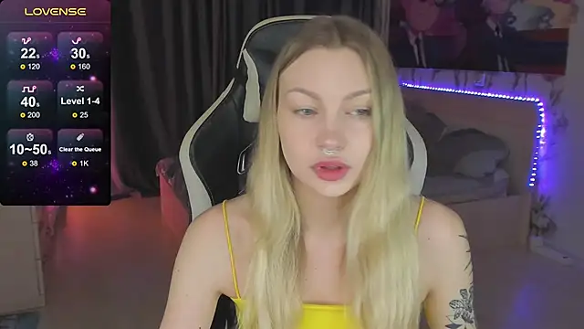 Snapshot of BiMolly chatting on 03-06-25, 11:09 BiMolly online show from 03-06-25, 11:09