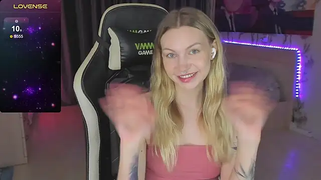 Snapshot of BiMolly chatting on 03-12-25, 11:12 BiMolly online show from 03-12-25, 11:12