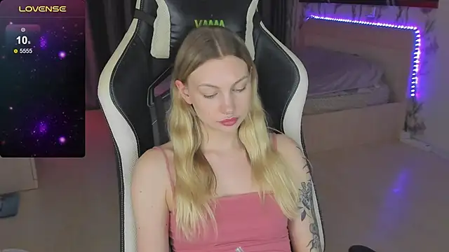 Snapshot of BiMolly chatting on 03-13-25, 04:16 BiMolly online show from 03-13-25, 04:16