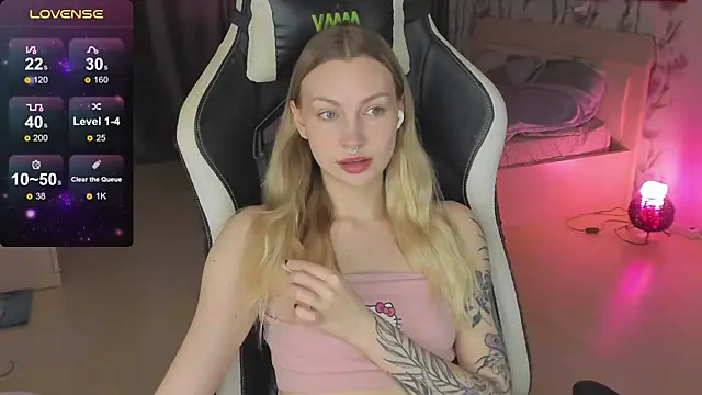 Snapshot of BiMolly chatting on 03-19-25, 04:14 BiMolly online show from 03-19-25, 04:14