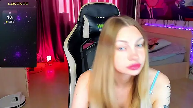 Snapshot of BiMolly chatting on 09-11-25, 05:18 BiMolly online show from 09-11-25, 05:18