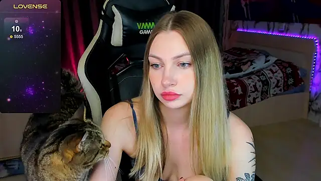 Snapshot of BiMolly chatting on 09-30-25, 10:15 BiMolly online show from 09-30-25, 10:15