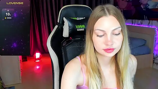 Snapshot of BiMolly chatting on 10-14-25, 06:31 BiMolly online show from 10-14-25, 06:31