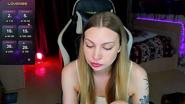 Snapshot of BiMolly chatting on 10-15-25, 08:53 BiMolly online show from 10-15-25, 08:53