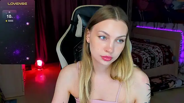 Snapshot of BiMolly chatting on 10-16-25, 08:59 BiMolly online show from 10-16-25, 08:59