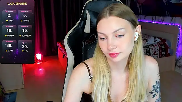 Snapshot of BiMolly chatting on 10-17-25, 04:31 BiMolly online show from 10-17-25, 04:31