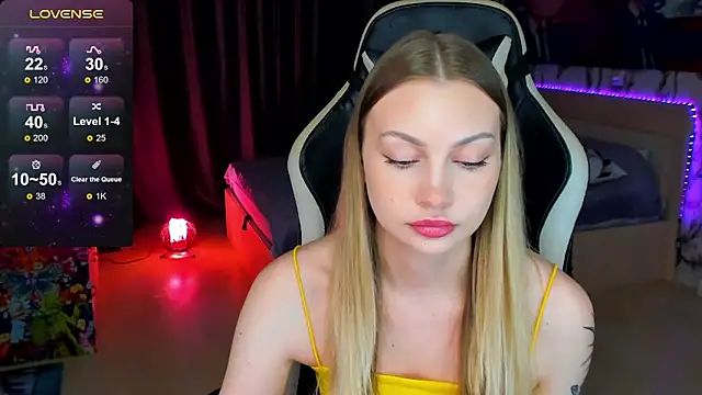 Snapshot of BiMolly chatting on 10-19-25, 03:23 BiMolly online show from 10-19-25, 03:23